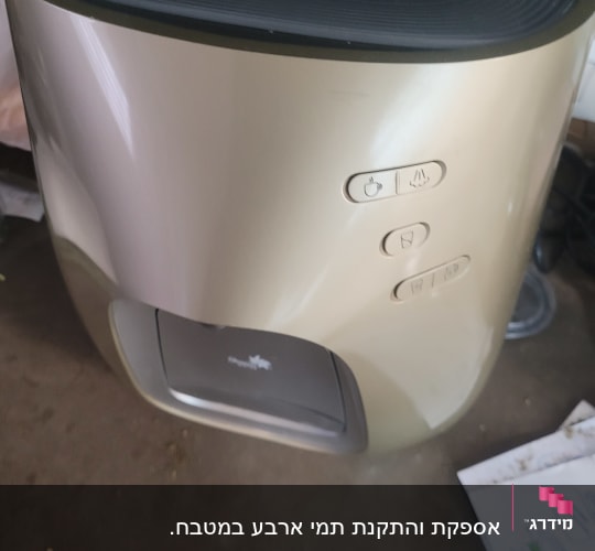מכשיר חשמלי עם כפתורים על משטח כהה